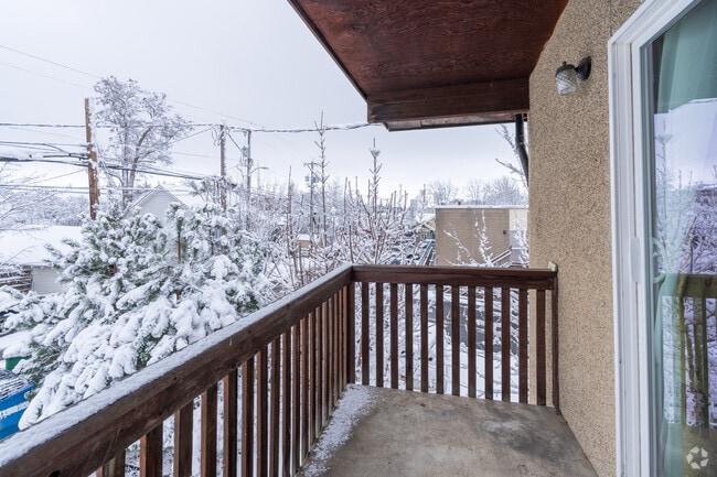2BR, 1BA - 850SF - Balcony