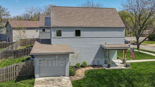 Photo - 2729 Charlotte St