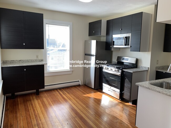 Building Photo - 66 Pleasant St Unit 3