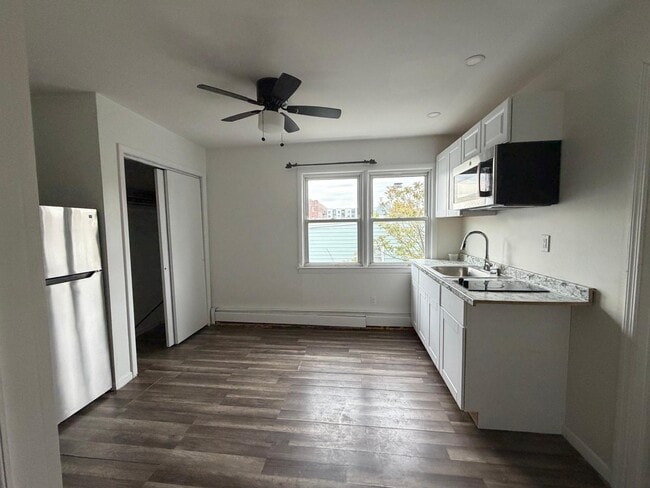 Building Photo - 13 E 17th St Unit 3