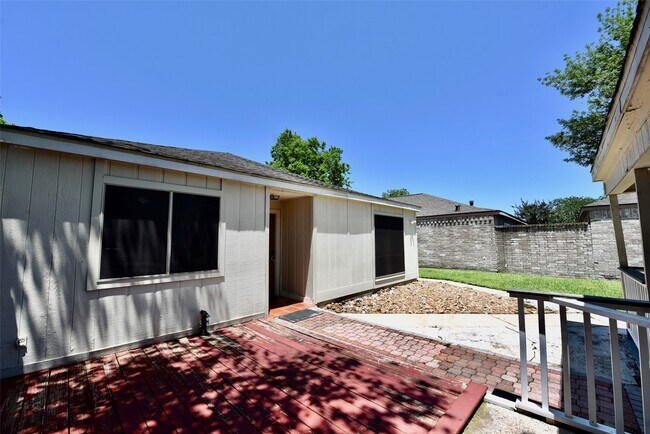 Photo - 16222 Queensdale Dr