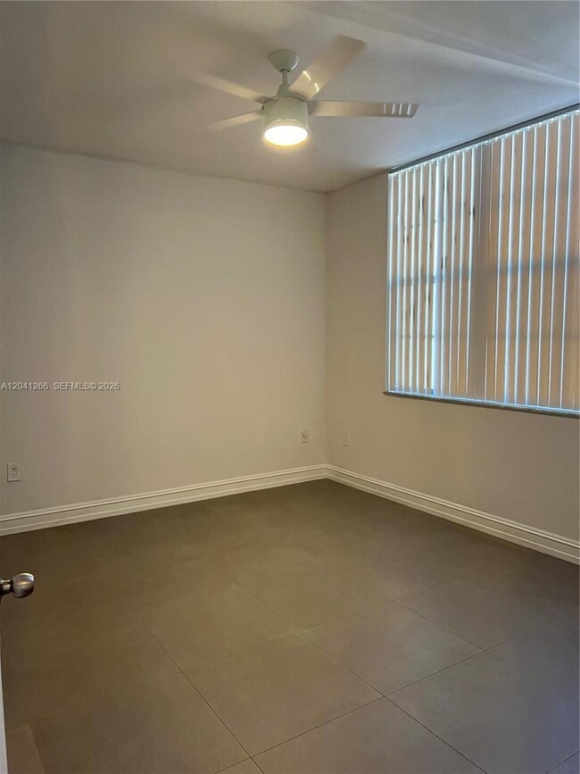 Photo - 1919 Van Buren St Unidad 818A