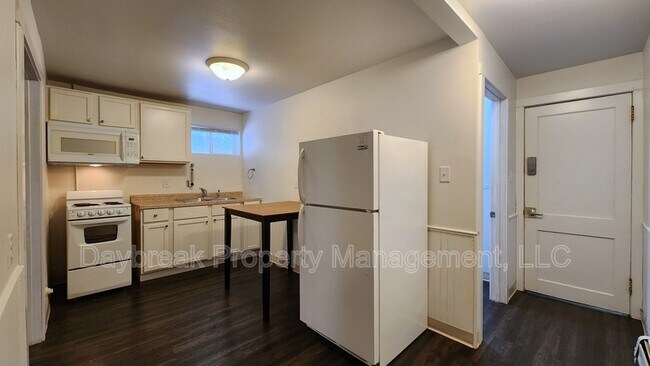 Photo - 611 9th Ave N