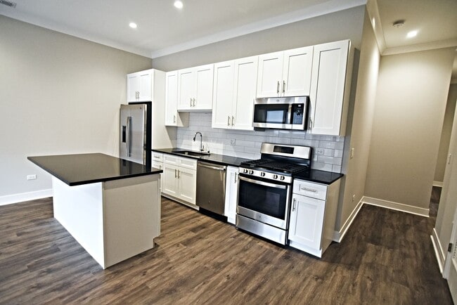 Photo - 957 W Irving Park Rd