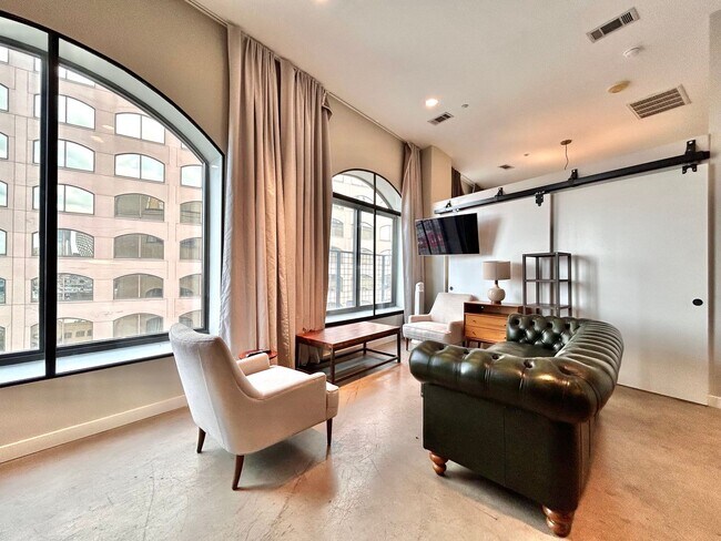 Photo - Charming Downtown High Rise Condo 1BD/1BA with Upgraded Features Unit 910