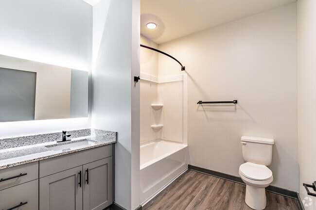 2BR, 2BA - 925SF - Second Bathroom