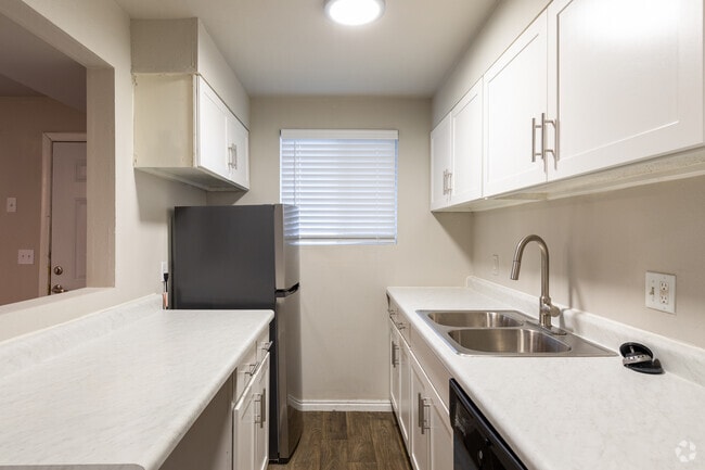 1BR, 1BA 700SF