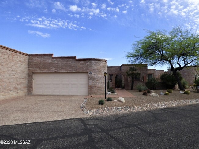 Building Photo - 5300 N Montezuma Trail
