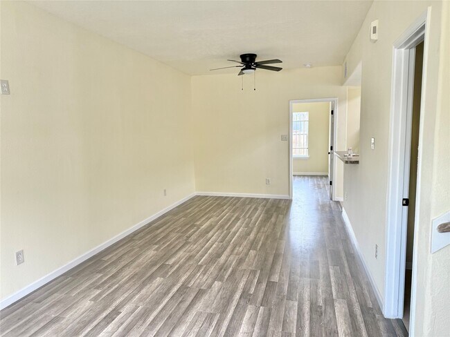 Photo - 4748 Clover St