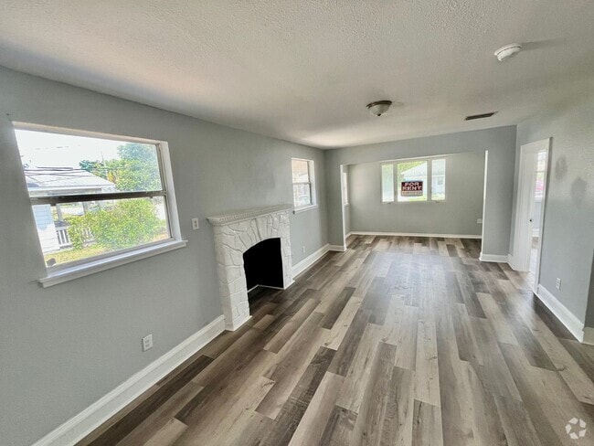 Building Photo - TOTALLY REMODELED Spacious 3BR/1BA Lakelan... Rental