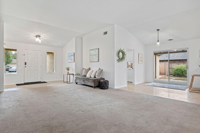 Photo - 475 Heritage Ln