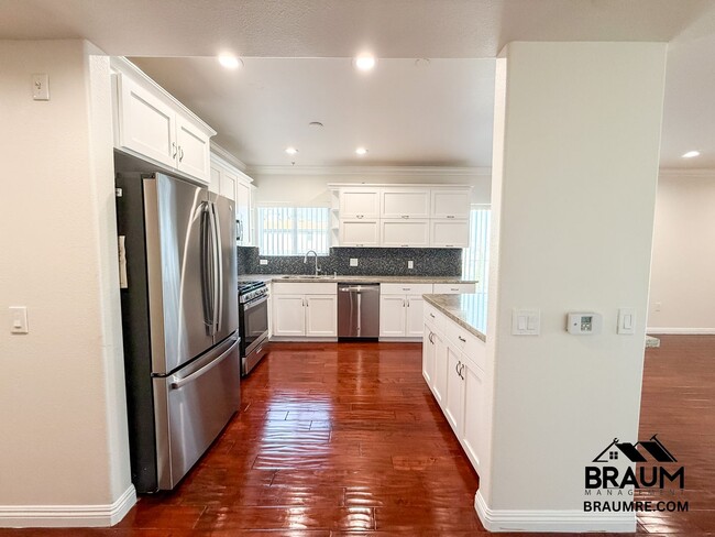 Building Photo - 332 S Virgil Ave Unit 403