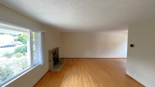 Photo - Nice 4 bedroom 2 bathroom home with sparkl...