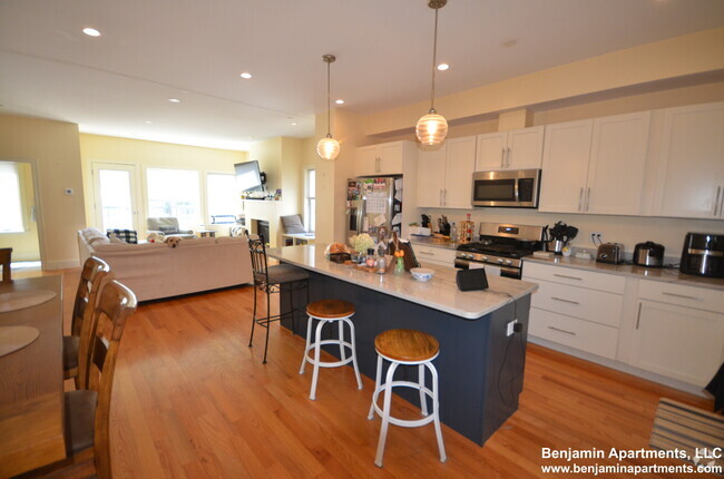 Building Photo - 143 Tremont St Unit 1 Rental