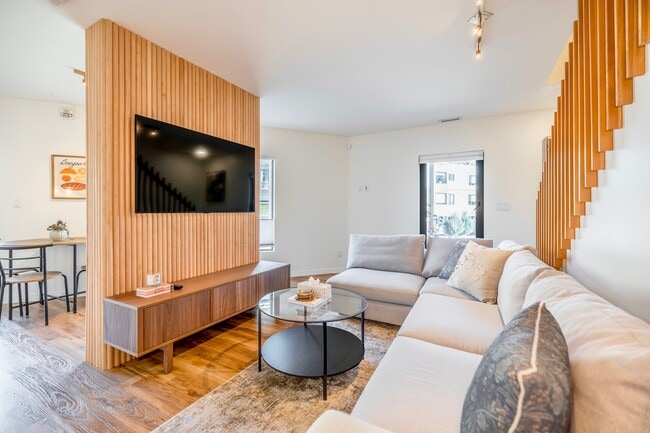 Photo - 234 Wellington Cres Unit 3