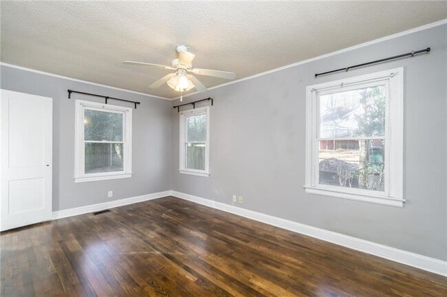 Photo - 312 Phillips Dr SE