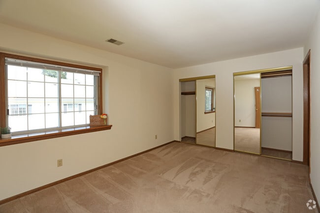 2BR, 2BA - Upper - Den + Fireplace