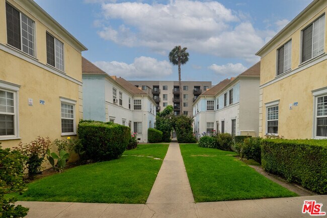 Building Photo - 6773 Yucca St Unit 4-4 Rental