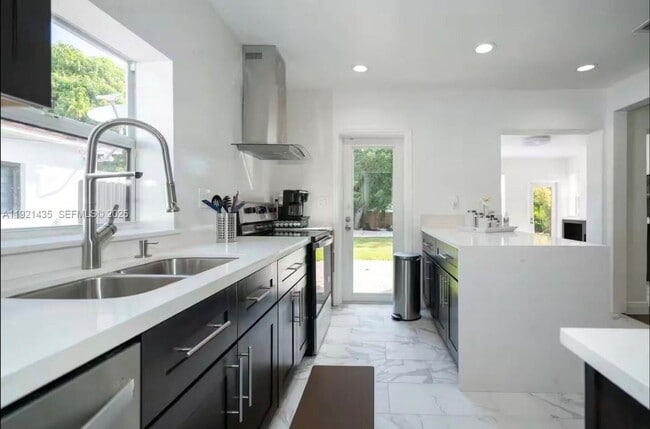 Building Photo - 35 SW 28th Rd