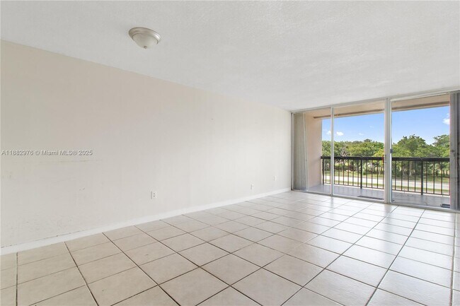 Building Photo - 10425 SW 112th Ave Unit 303 Rental