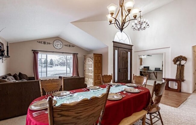 Photo - 832 W 385 N