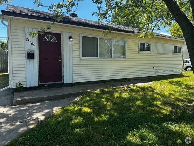 Building Photo - 3 BEDROOM HOME IN WARREN
