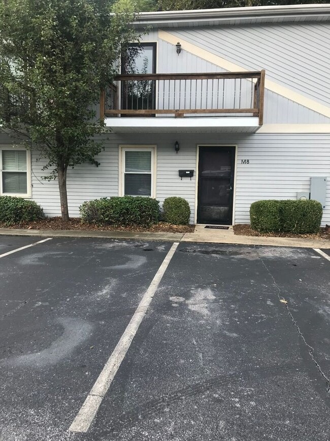 Lovely 3 bedroom Town Home with Fresh Paint and New Flooring Upstairs!! East North Street Area
