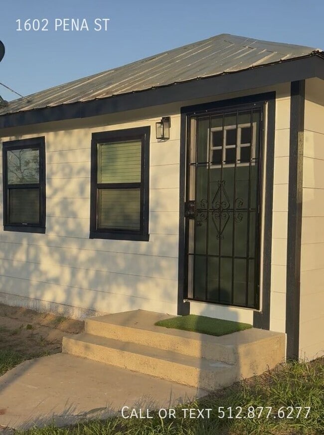 Photo - 1602 Pena St