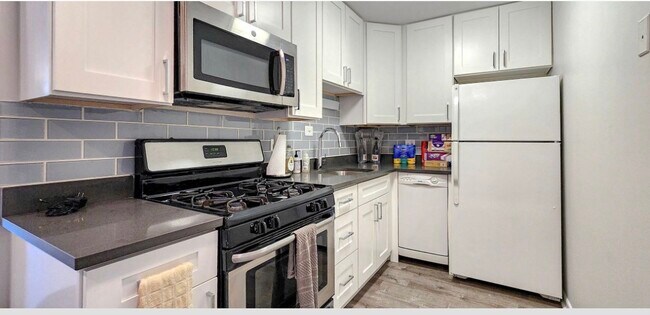 Photo - 3900 N Pine Grove Ave Unit 410