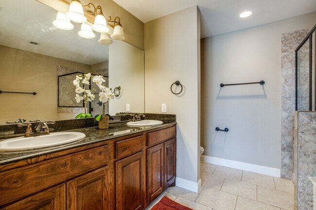 Bright Corner 3-Bed with Garage & In-Unit Laundry in Prime Dallas Location