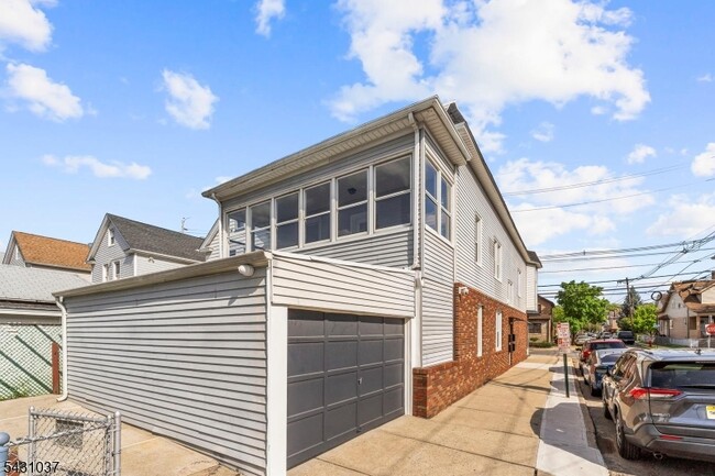 Building Photo - 59 Locust Ave Unit 2R