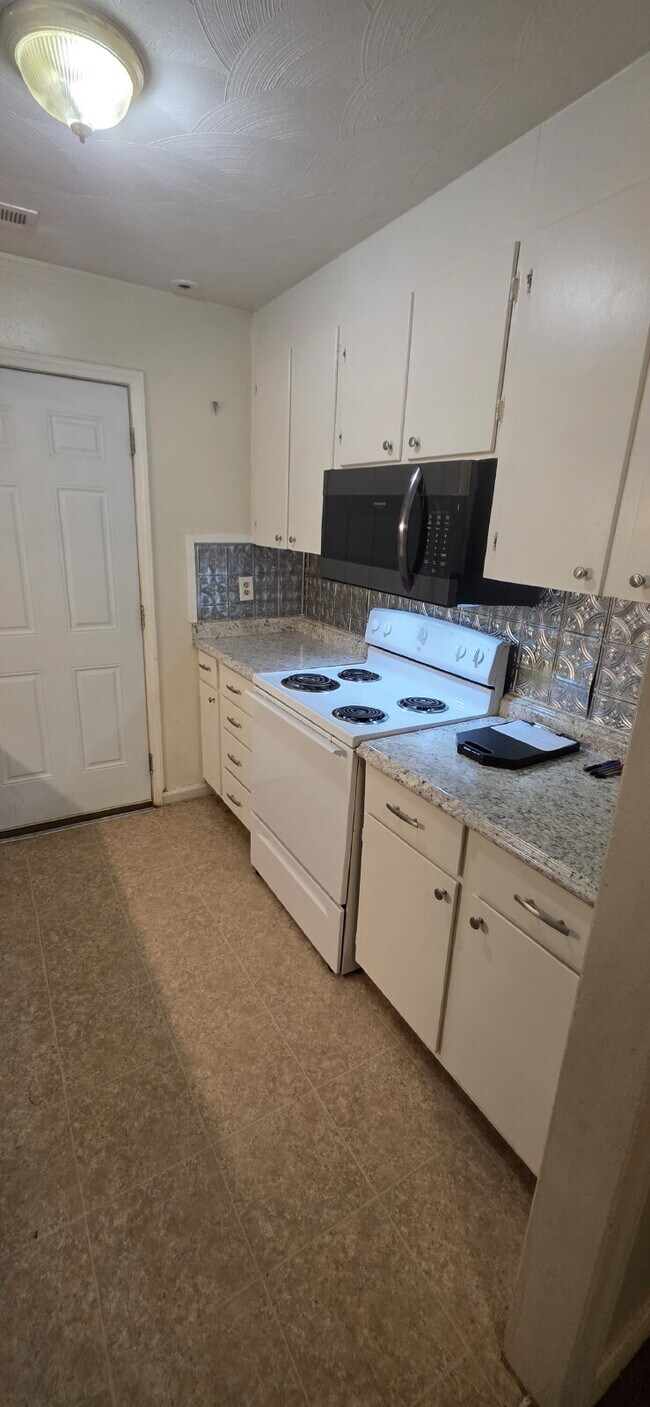 2 bedroom and 1 bath apartment