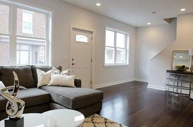 Photo - 2991 Livingston St