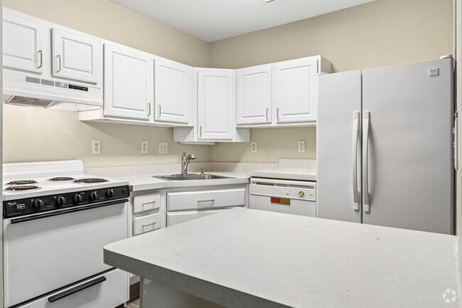 2 habitaciones, 1 baño - 850 pies cuadrados - Cocina - Island Woods Senior - a 55+ Community