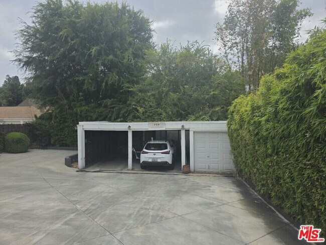 Photo - 2500 Hyperion Ave