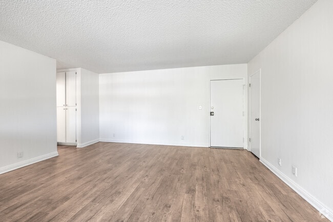 2BR, 2BA - 820SF - Living Room