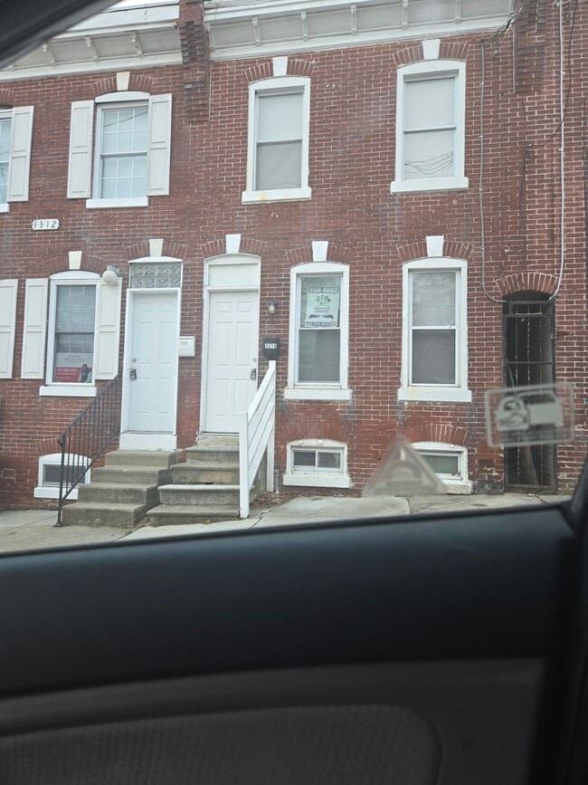 Building Photo - 3 Bedroom townhouse in Wilmington