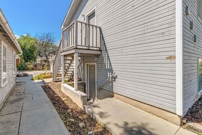 Charming Downtown 2-Bedroom Upstairs Apartment with Off-Street Parking