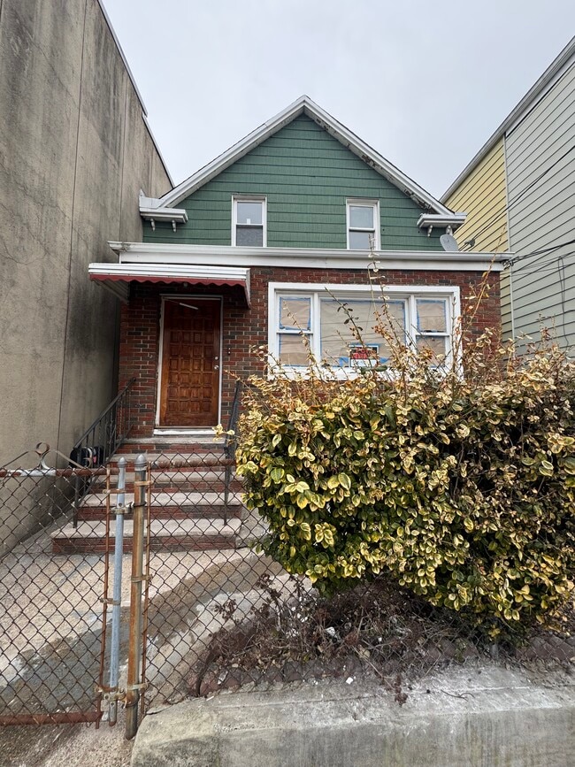 Building Photo - 76 Greenville Ave Unit 1st Floor