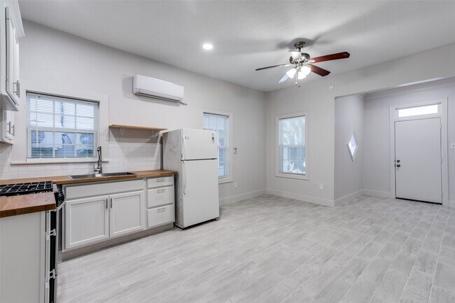 Photo - 7133 Avenue C