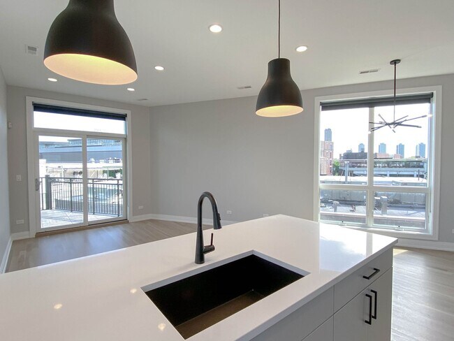 Photo - 1053 W Cornelia Ave Unit 401
