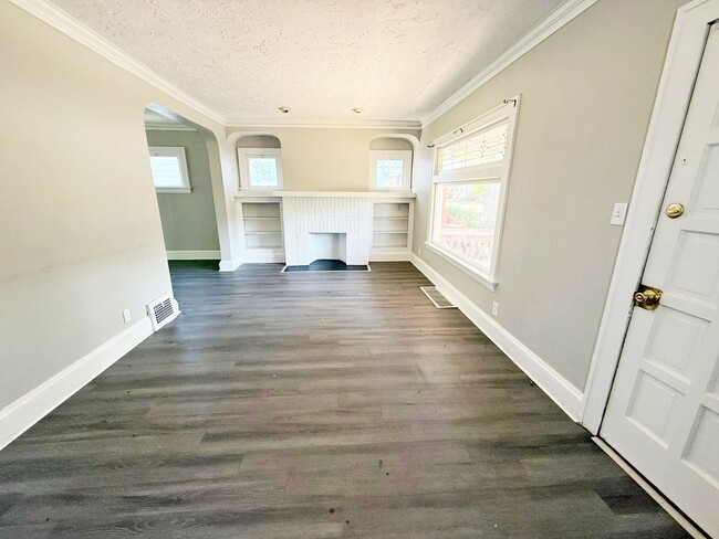 Building Photo - 3 BED 1 BATH BEAUTIFUL SINGLE HOME!