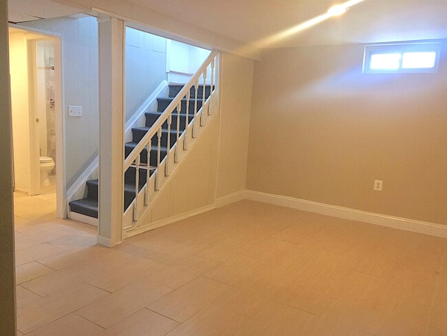 Building Photo - 4217 Ivy Glen Rd Unit Basement Suite