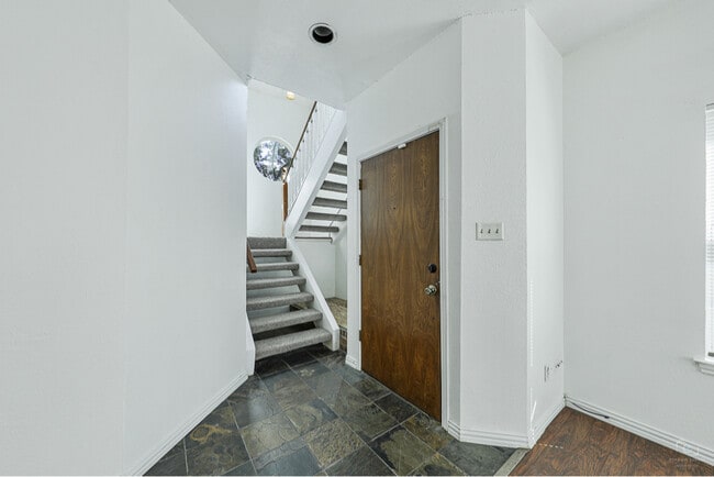 Photo - 4925 Tree Top Ln