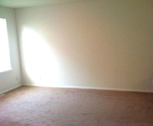 Building Photo - Very Nice 2 Bedroom, 2 1/2 Bath Townhome in Quail Run! Community Pool & Tennis Courts! Minutes To...