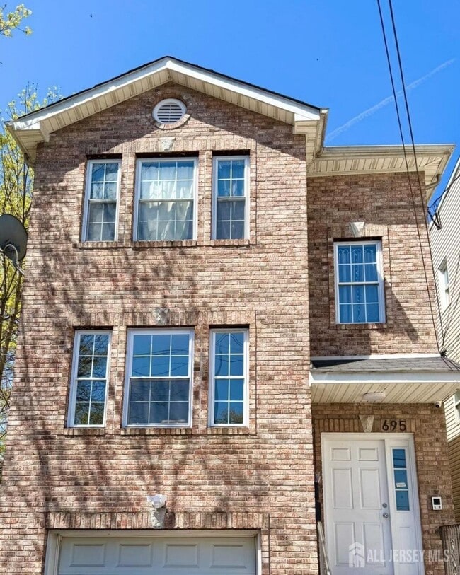 Building Photo - 695 S 11th St Rental