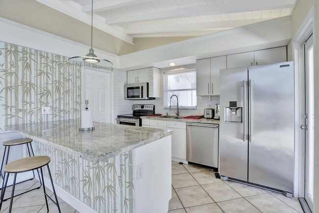 Building Photo - 1733 SW 5th Ct Rental