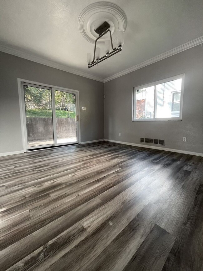 2 Bedroom 1 bath w/laundry and yard - 2 Bedroom 1 bath w/laundry and yard House