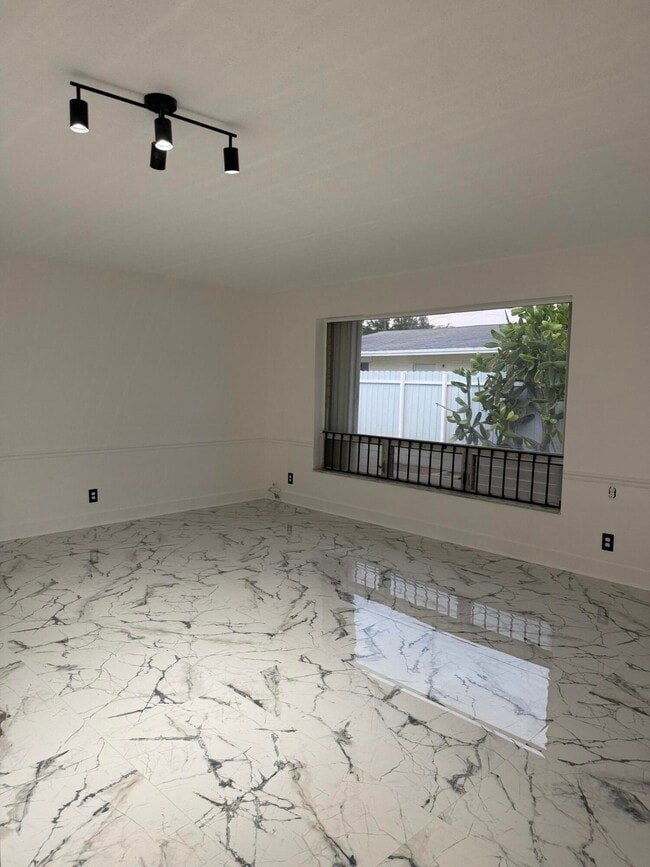 Building Photo - 415 SW 8th St