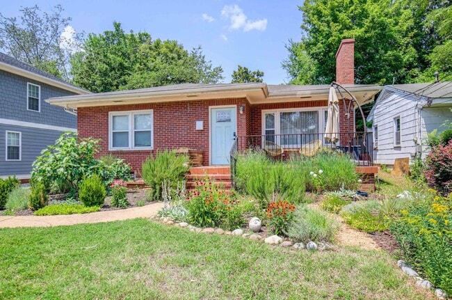 Building Photo - Adorable 3 bedroom ranch with fenced yard!